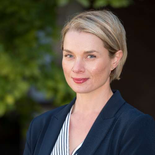 Portrait of Dr Emma Hanna