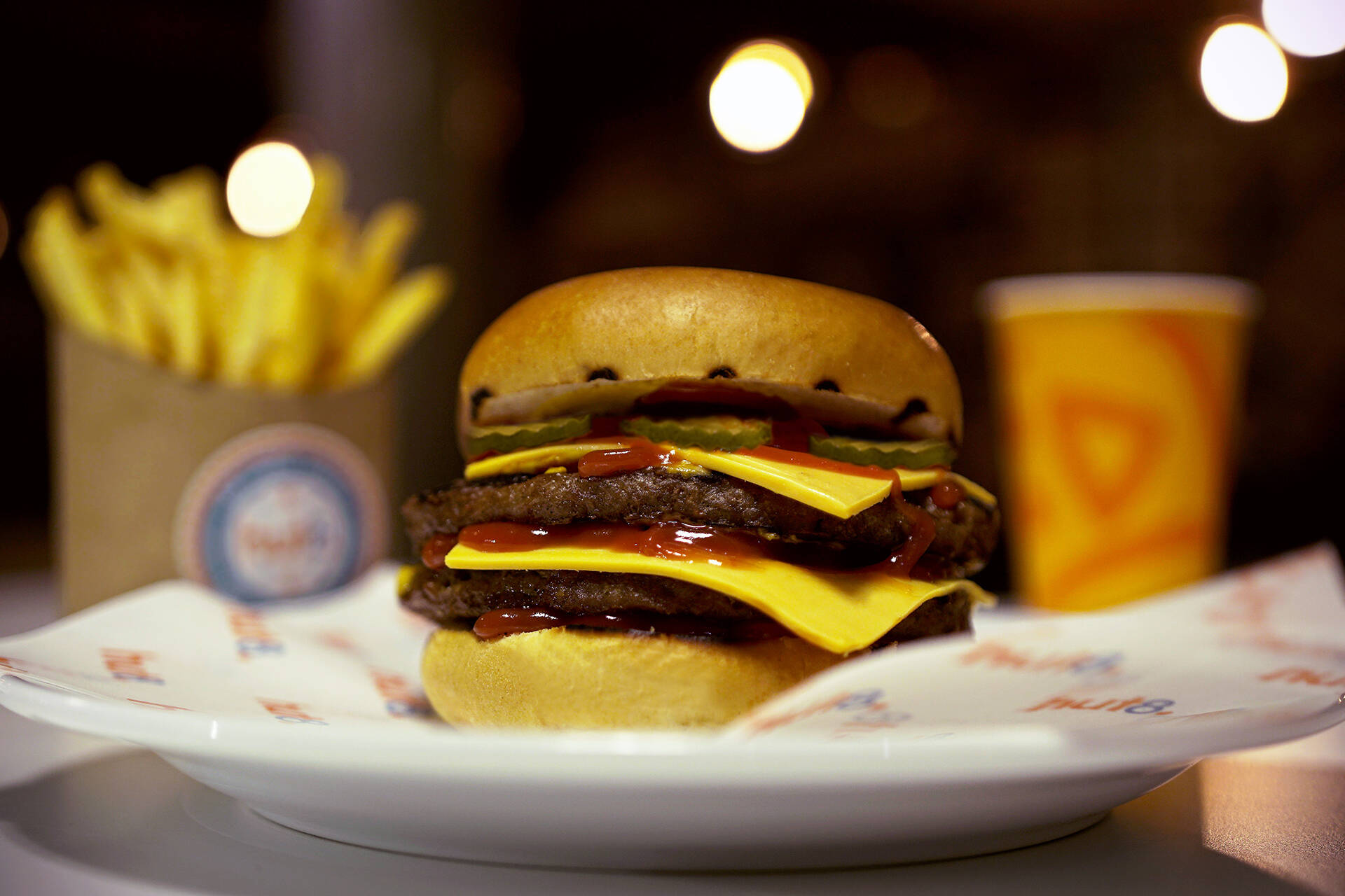 A cheeseburger from Hut 8
