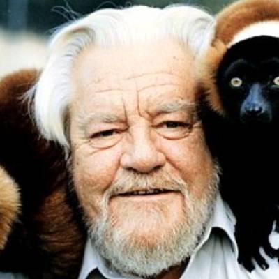 An image of Gerald Durrell with 2 lemurs on his shoulders