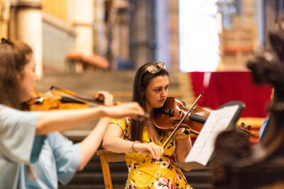 Two female violinists in the Cathedral