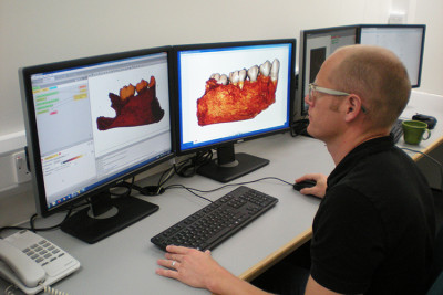 Dr Matt Skinner carrying out tooth analysis on a computer