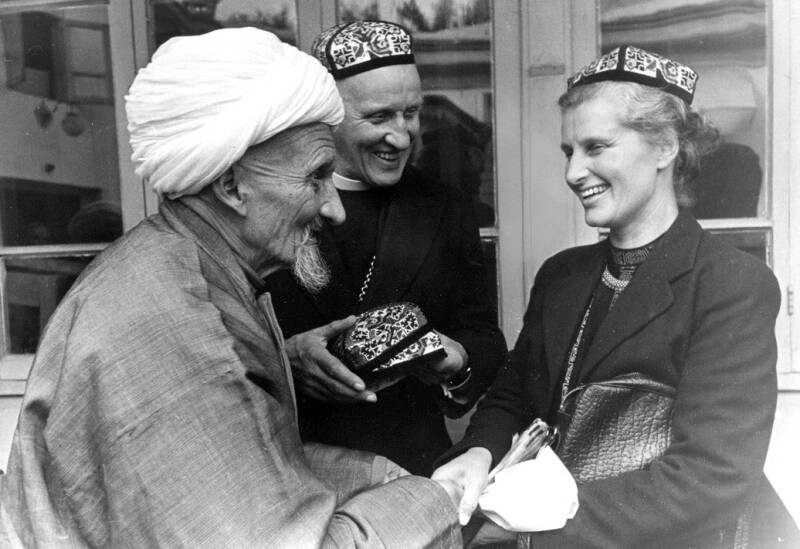 Photograph of Hewlett and Nowell meeting an imam in Russia, 1954