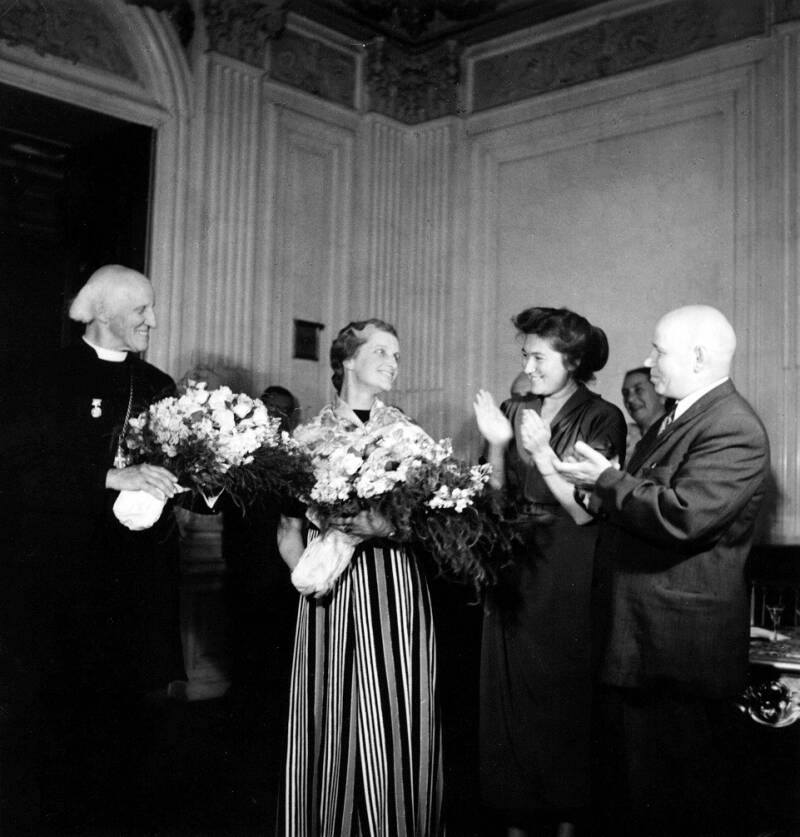Photograph of Hewlett and Nowell receiving flowers during the ceremony where Hewlett was awarded the Stalin Peace Prize, 1951