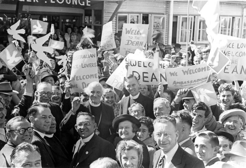 Photograph of Hewlett posing amongst crowds of people welcoming him to Australia, 1950