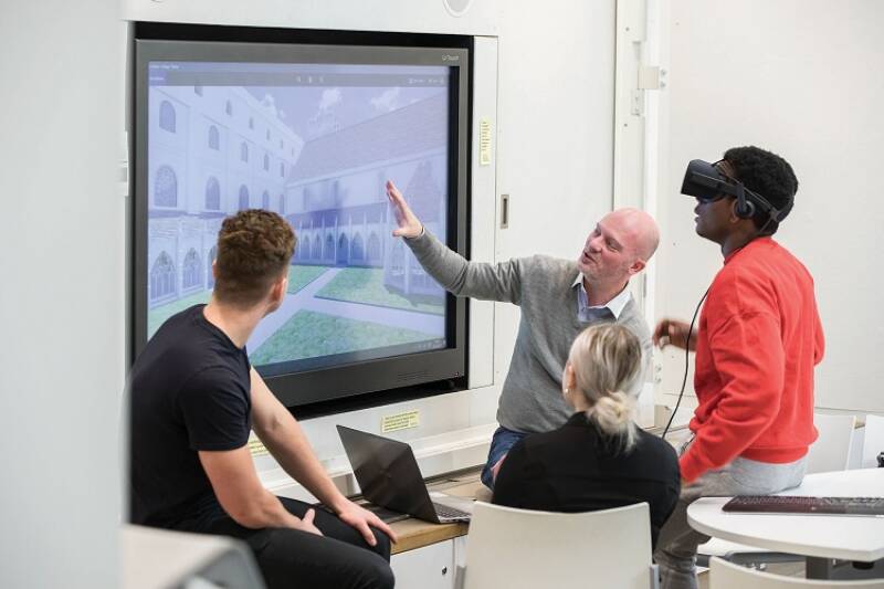 Academic teaching architecture students using a virtual reality headset