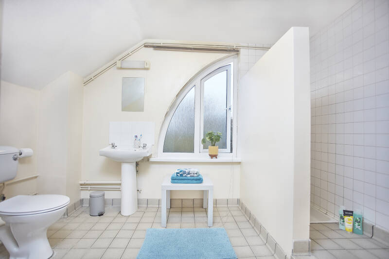 Darwin Studio Flat shower and toilet