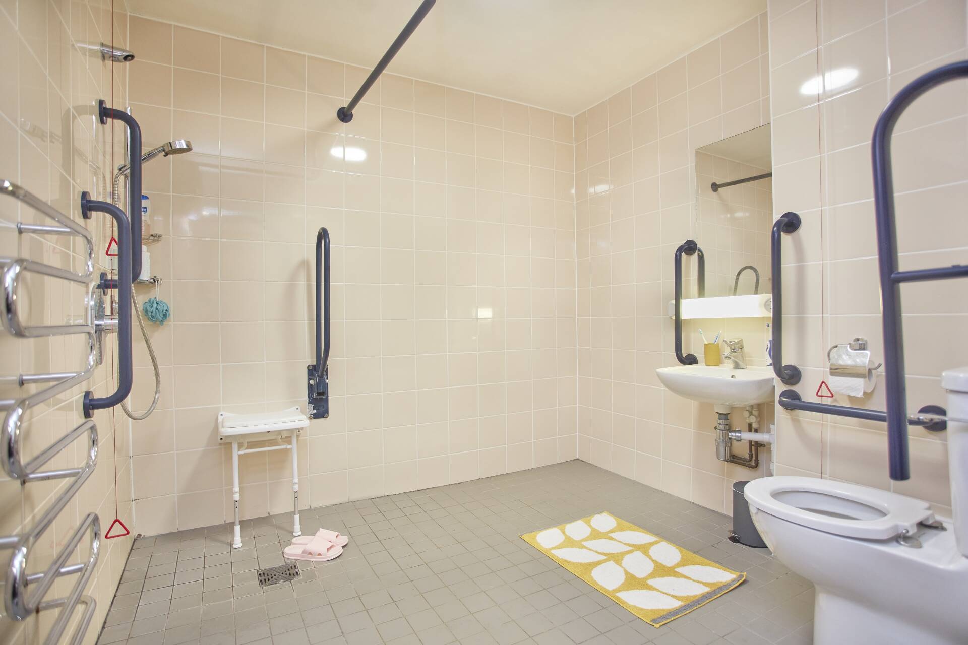 Keynes Accessible Studio Flat bathroom