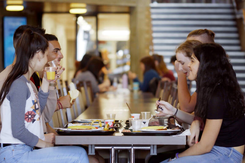 Students dining in Rutherford Dining Hall
