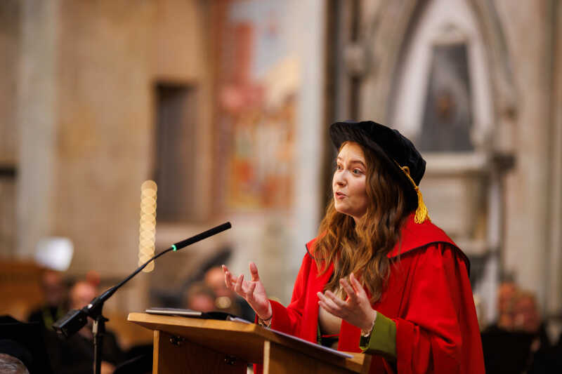 Alice Oseman addressing the congregation