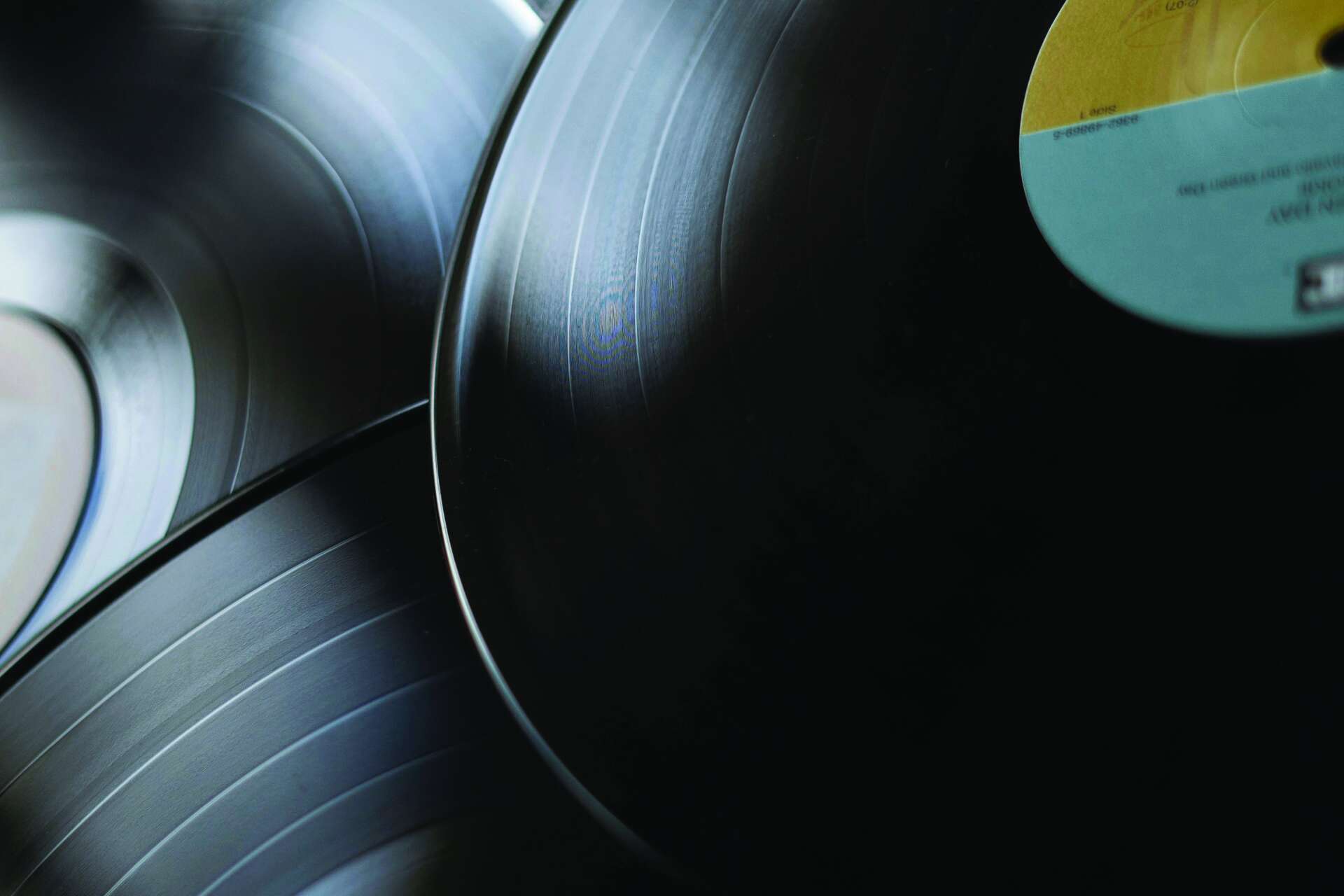 A picture of a random pile of vinyl records