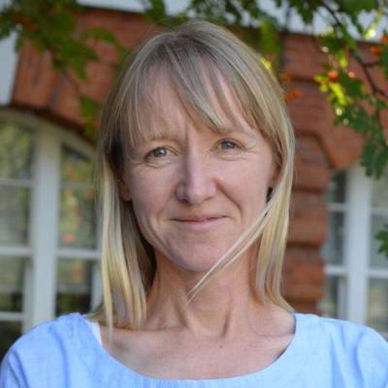 Dr Emma L Veale