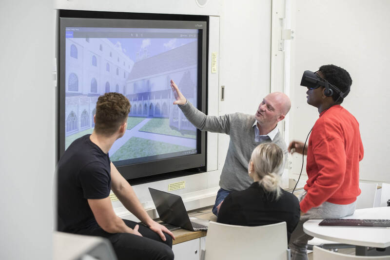 Architecture tutor works with a student using Oculus Rift headset